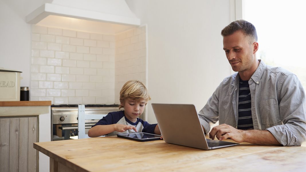 Smart working: priorità a genitori e caregivers