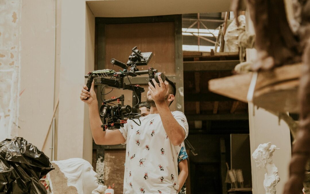 videomaker lavora su un set cinematografico